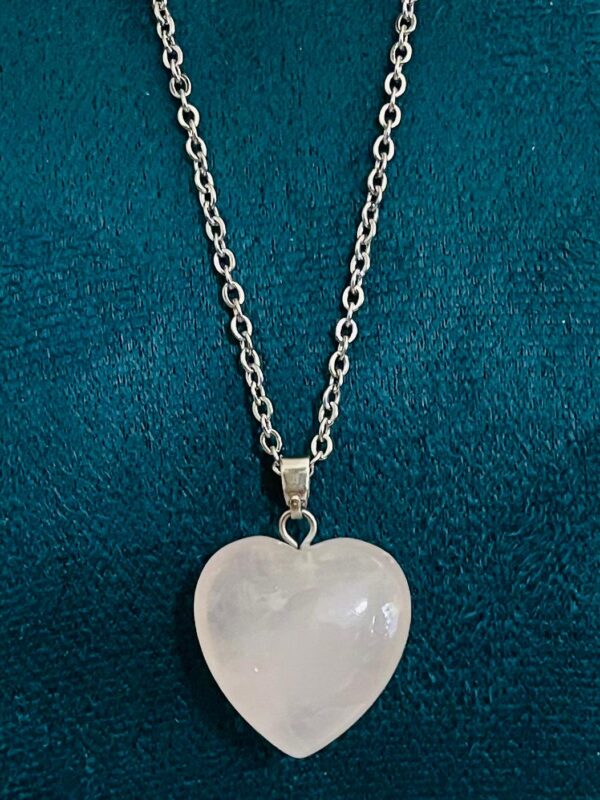 Collana in Acciaio con Ciondolo a Forma di Cuore in Quarzo Rosa - immagine 2
