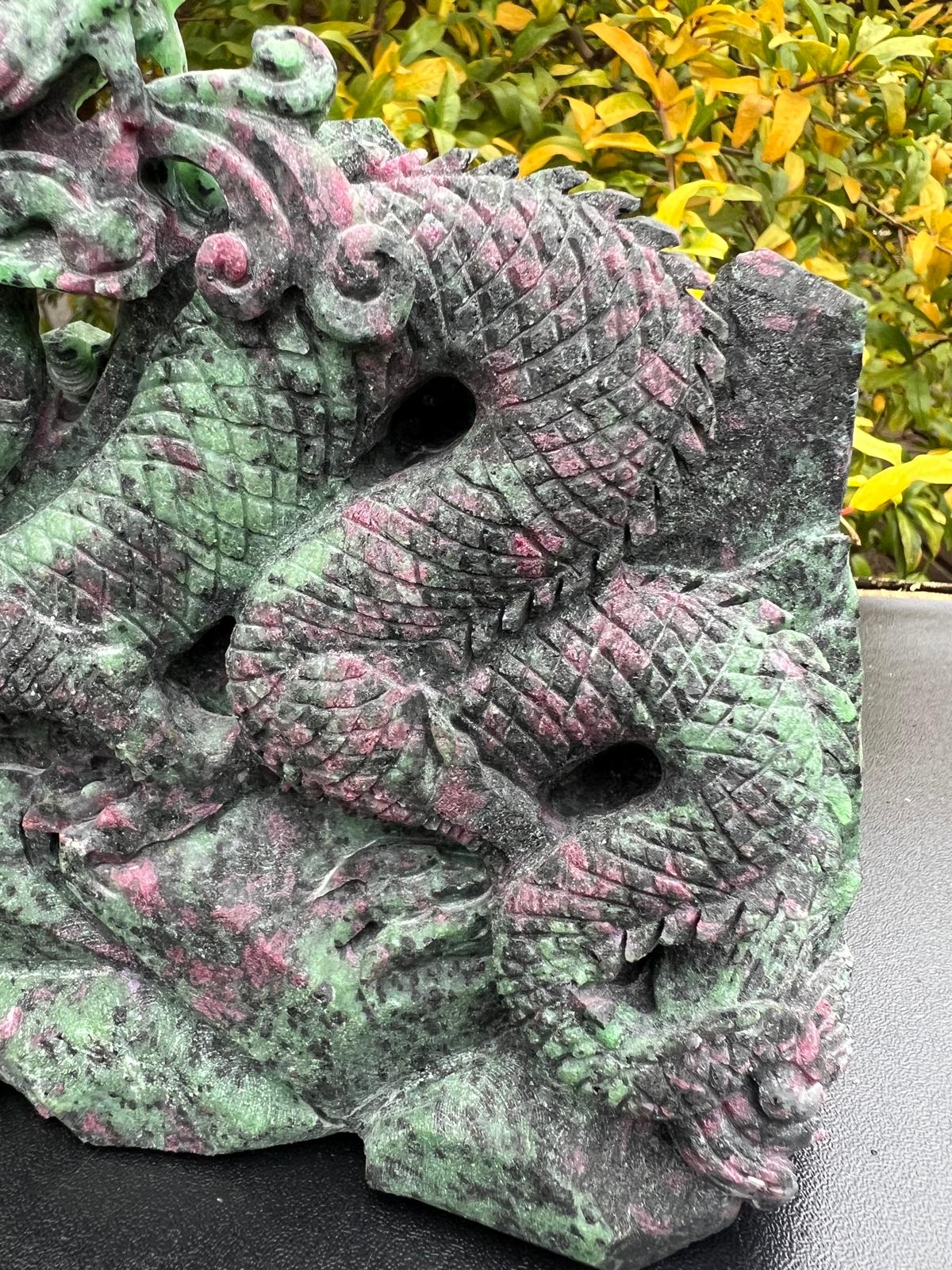 Drago in Rubizoisite kg 2685 largo cm 22 alto cm 15,5 - immagine 5
