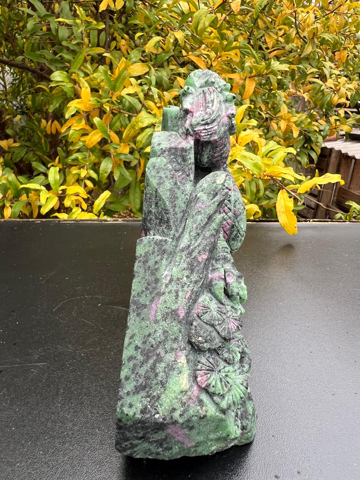 Drago in Rubizoisite kg 2685 largo cm 22 alto cm 15,5 - immagine 7