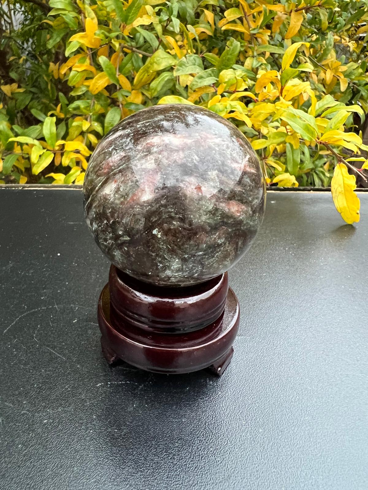 Sfera Tormalina Verde con Rubinite e mica gr 428 dm 6,4 - immagine 2