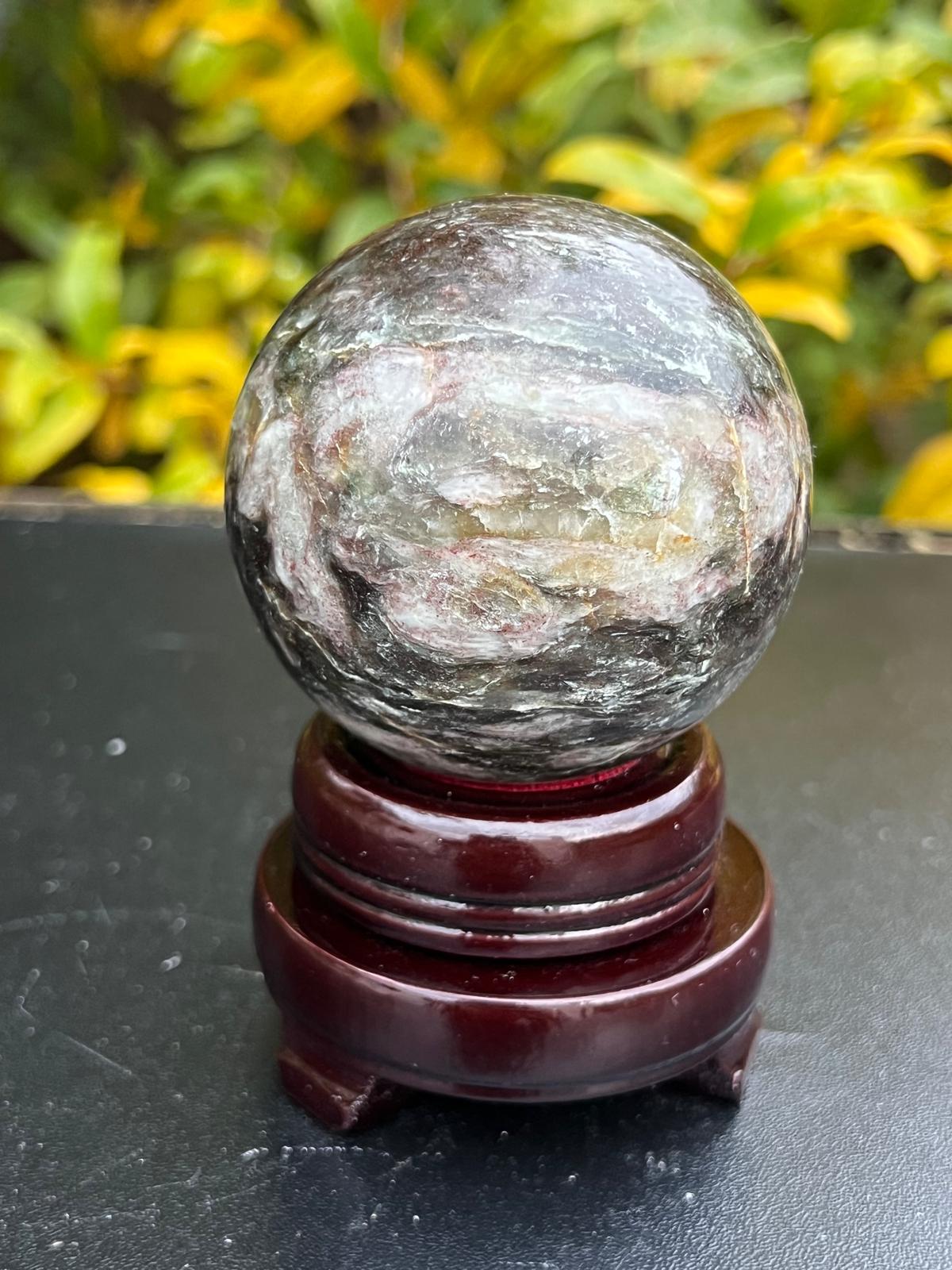 Sfera Tormalina Verde con Rubinite e mica gr 428 dm 6,4 - immagine 3