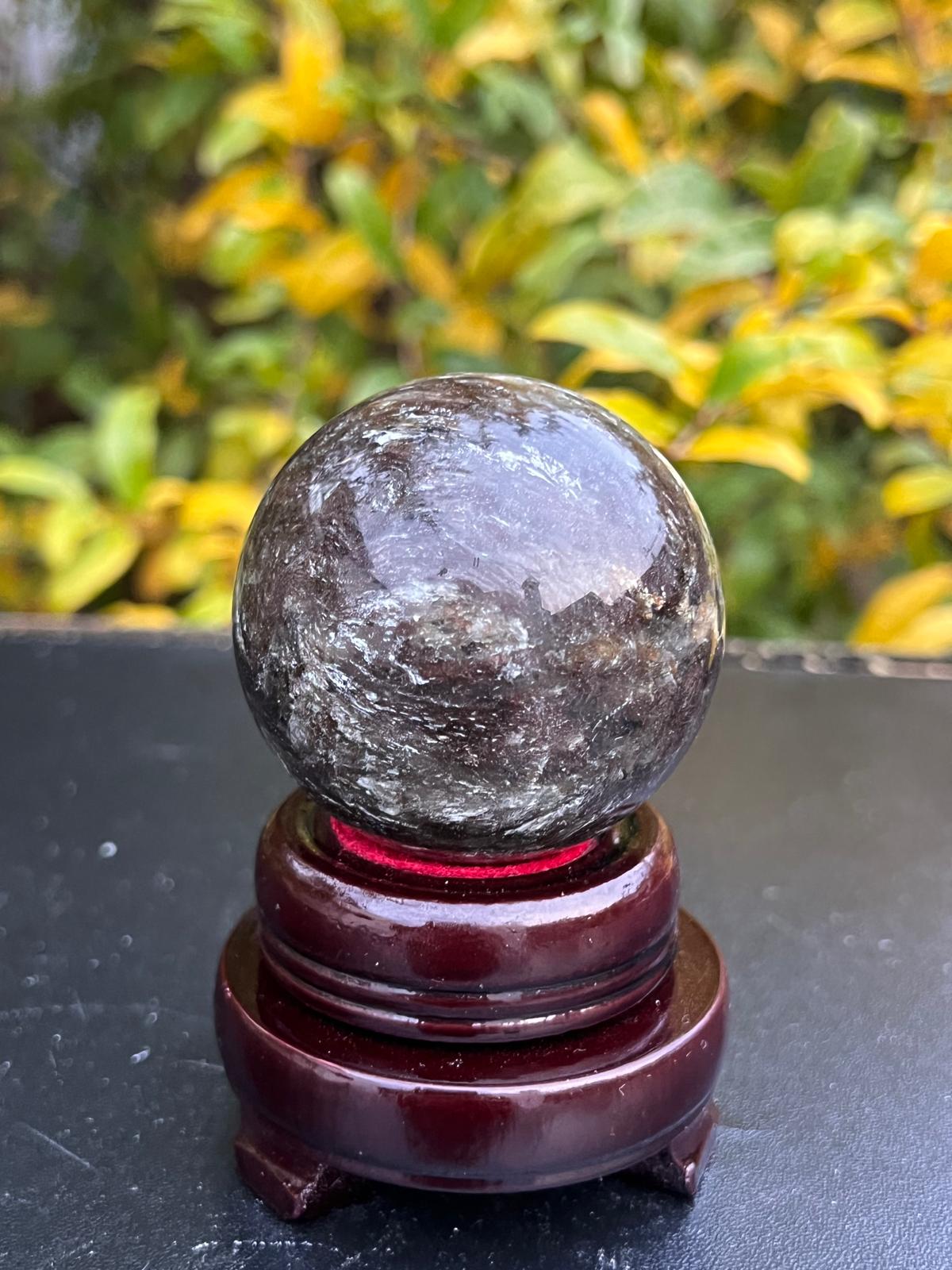 Sfera Tormalina Verde con Rubinite e mica gr 428 dm 6,4 - immagine 4