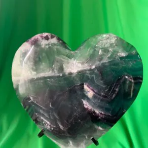 Cuore in Fluorite Arcobaleno su Piedistallo Artigianale in Ferro (811 gr)