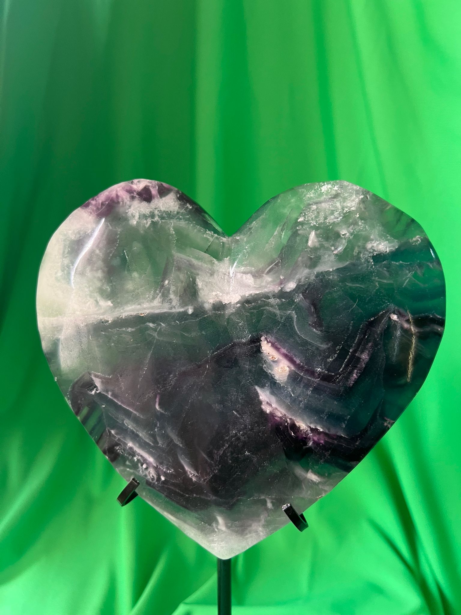 Cuore in Fluorite Arcobaleno su Piedistallo Artigianale in Ferro (811 gr)