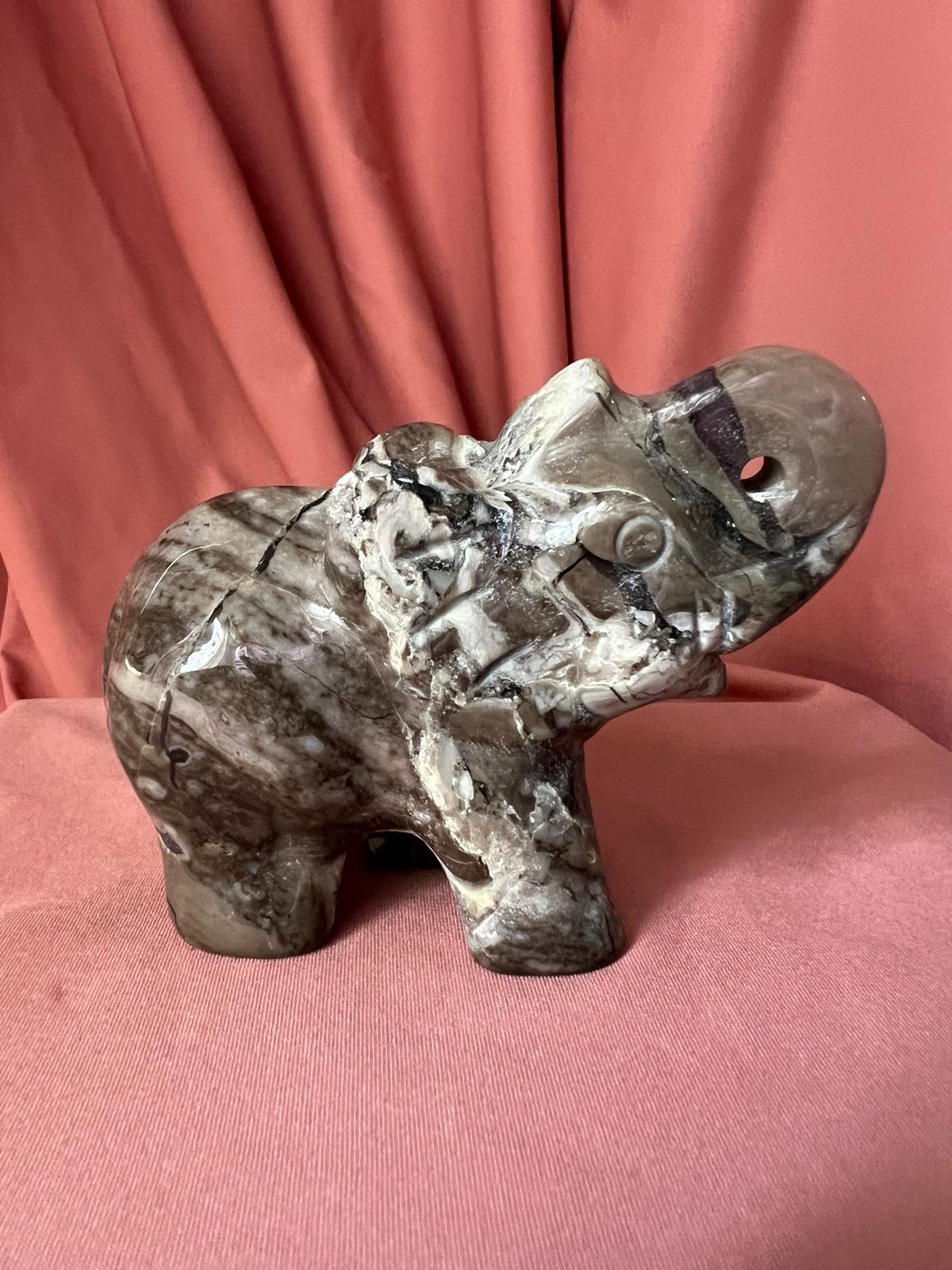 Elefante in Agata vulcano gr 319 - immagine 4